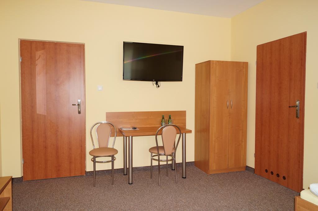 Hotel-Restauracja-Bar Rudka Ostrowiec Świętokrzyski エクステリア 写真