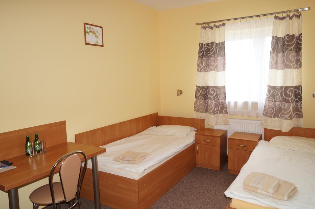 Hotel-Restauracja-Bar Rudka Ostrowiec Świętokrzyski エクステリア 写真
