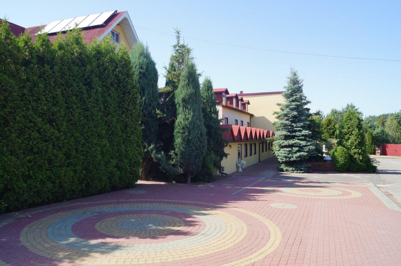 Hotel-Restauracja-Bar Rudka Ostrowiec Świętokrzyski エクステリア 写真