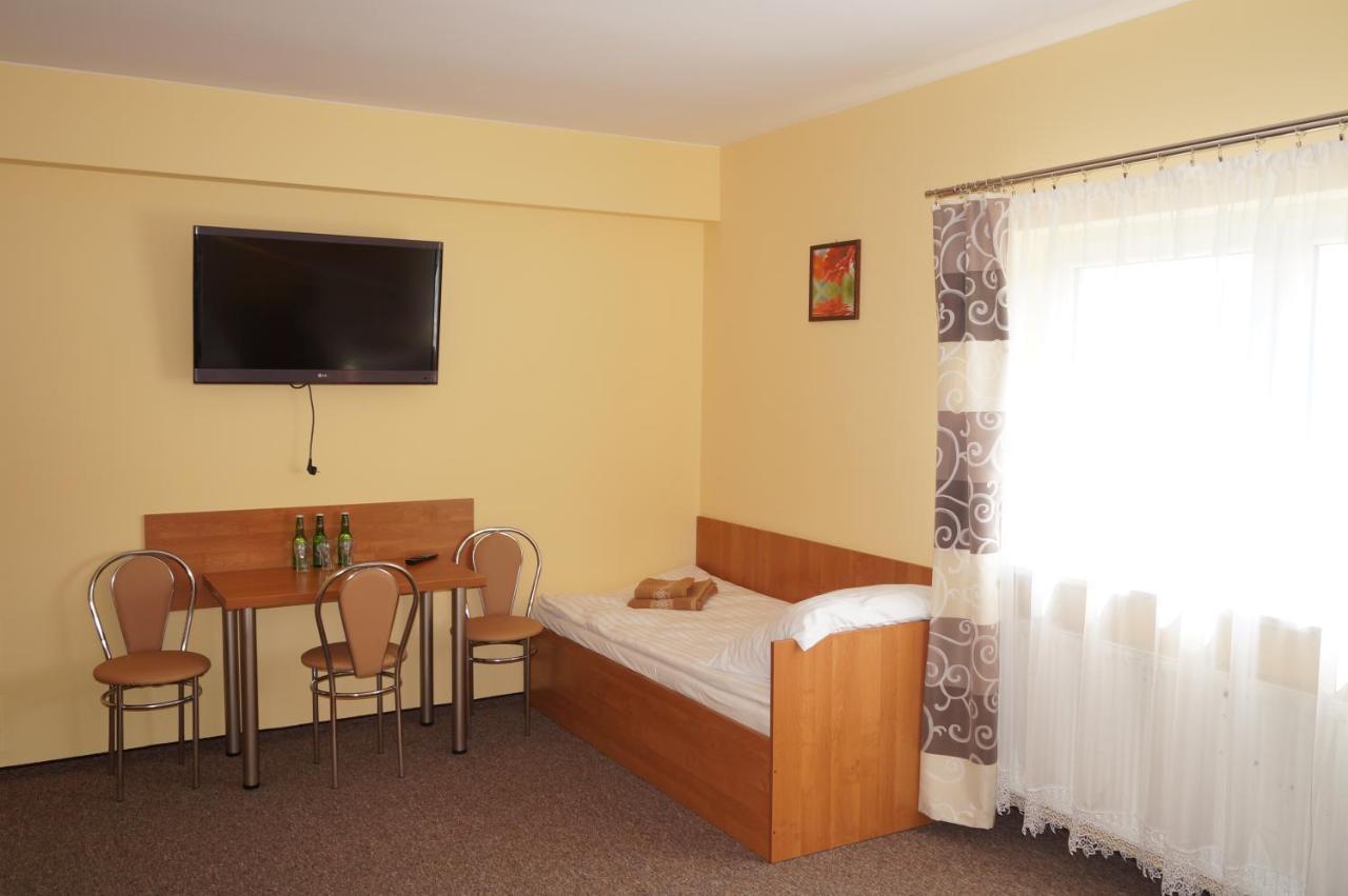 Hotel-Restauracja-Bar Rudka Ostrowiec Świętokrzyski エクステリア 写真